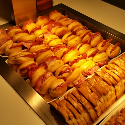 ba bacon rolls lounge heathrow 500x500
