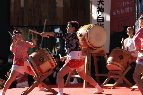 japanese girls drumming 500x333