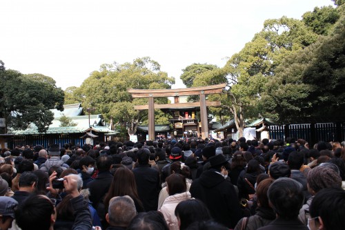 meiji shrine new years crowds 500x333