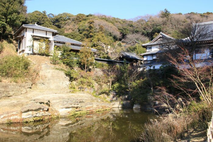 engakuji temple gardens 700x467