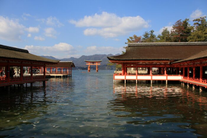 itsukushima shrine 700x467