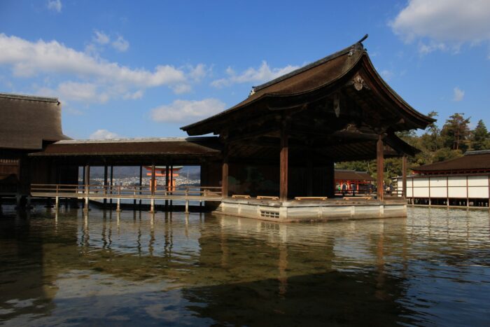 itsukushima shrine japan 700x467