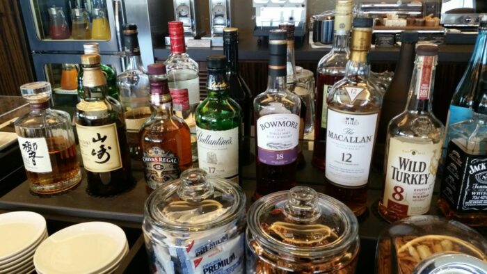 jal first class lounge whisky 700x394