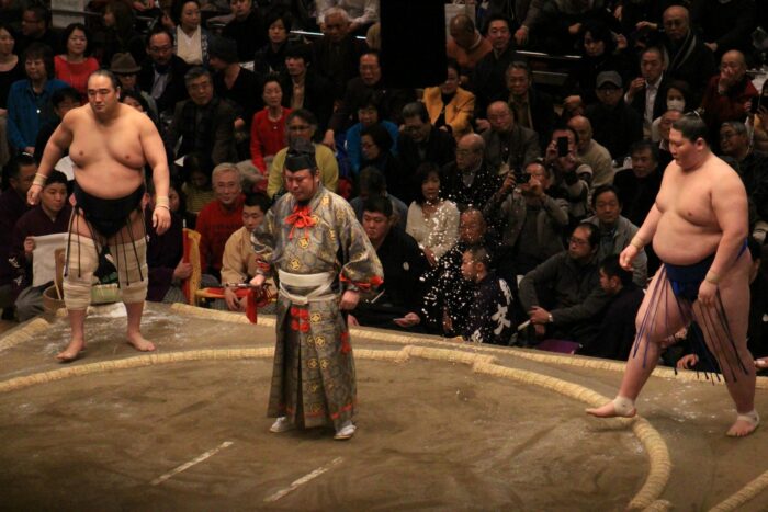 sumo wrestlers ring 700x467