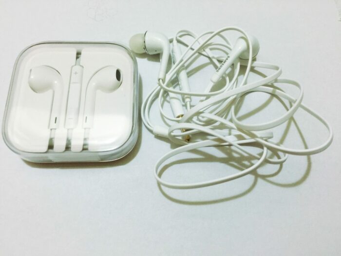 earbuds 700x525