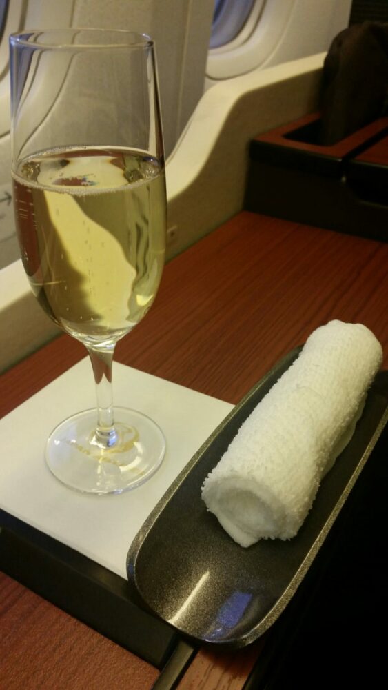 jal first class champagne 563x1000