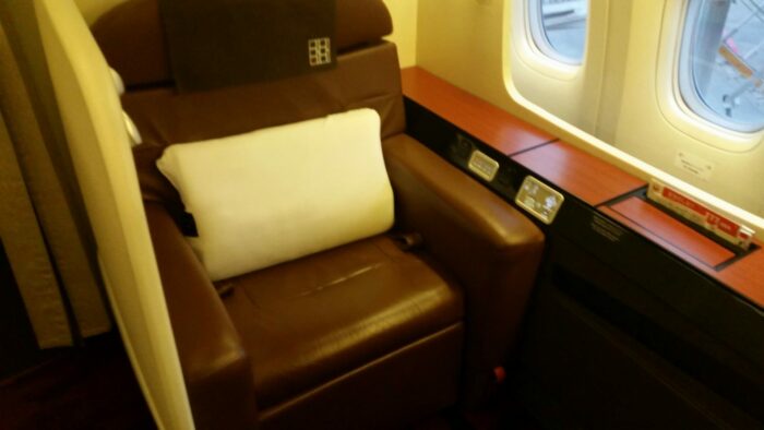 jal first class seat 700x394