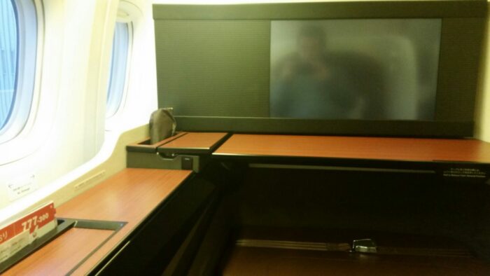 jal first class suite screen 700x394