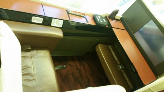 japan airlines first class suite 700x394
