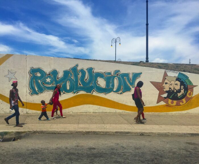 revolucion mural havana 700x577