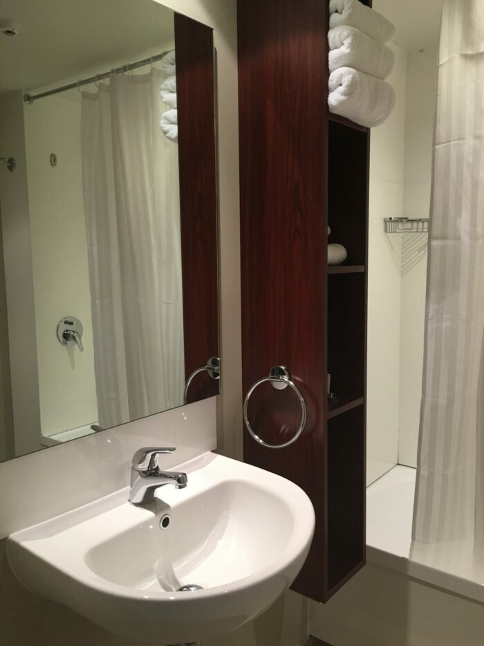 queenstown motel apartments bathroom 700x933