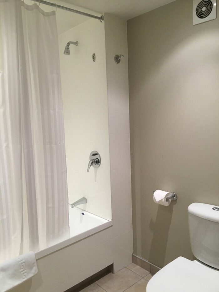 queenstown motel apartments shower 700x933