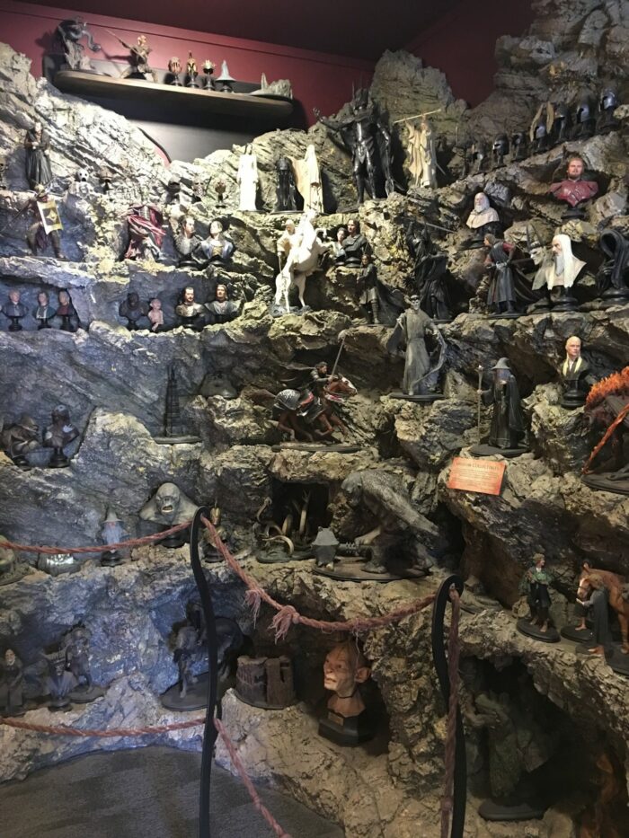lord of the rings statues weta cave 700x933