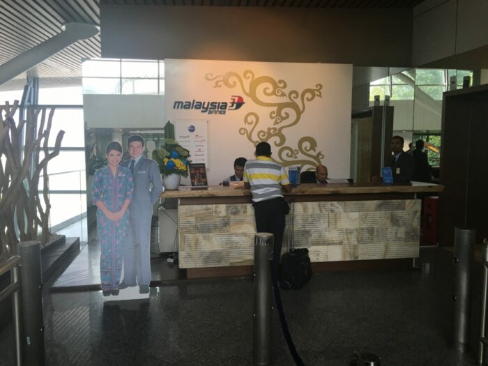 malaysia airlines golden regional lounge kuala lumpur entrance 700x525