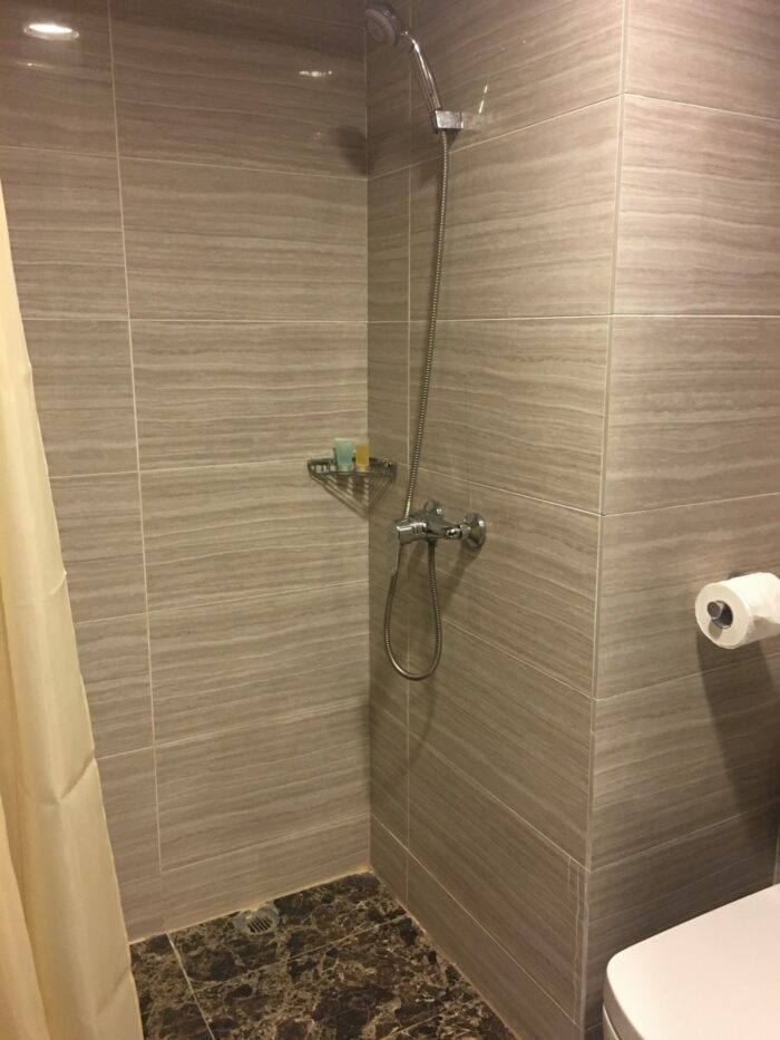 grand city hotel shower 700x933