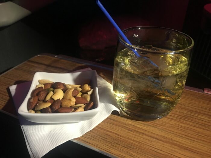 american airlines business class boeing 777 300er los angeles lax to london heathrow lhr warm nuts 700x525