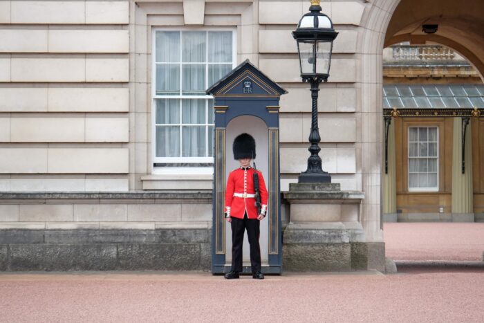 buckingham palace guard 700x467