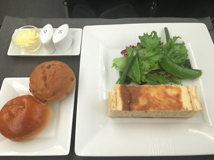 jal business class boeing 787 osaka to los angeles quiche 700x525