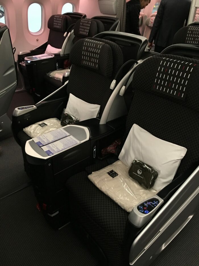 jal business class boeing 787 shell flat neo 700x933