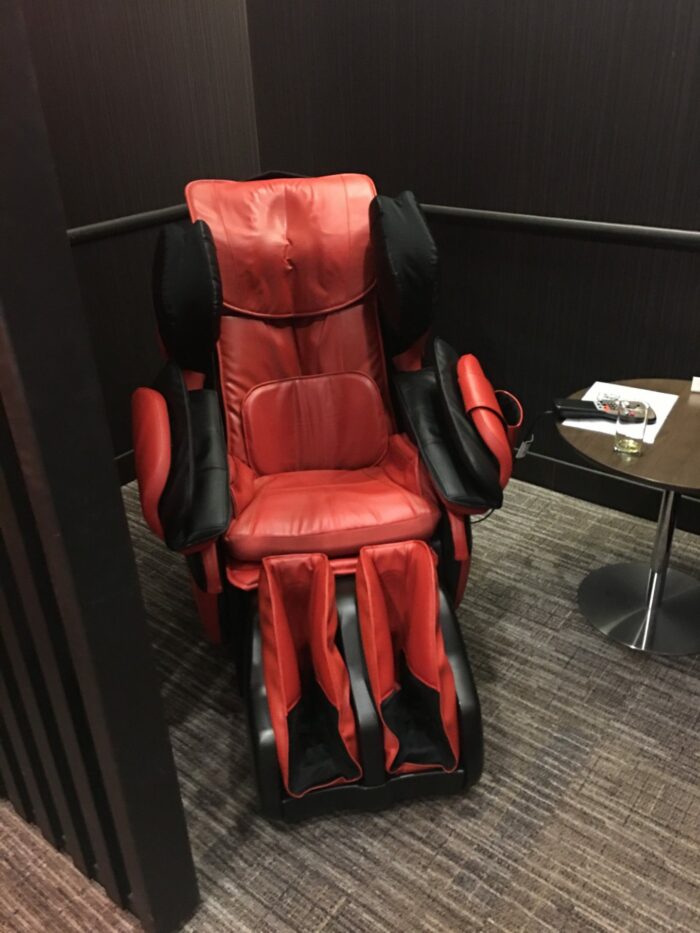 jal sakura lounge osaka massage chair 700x933