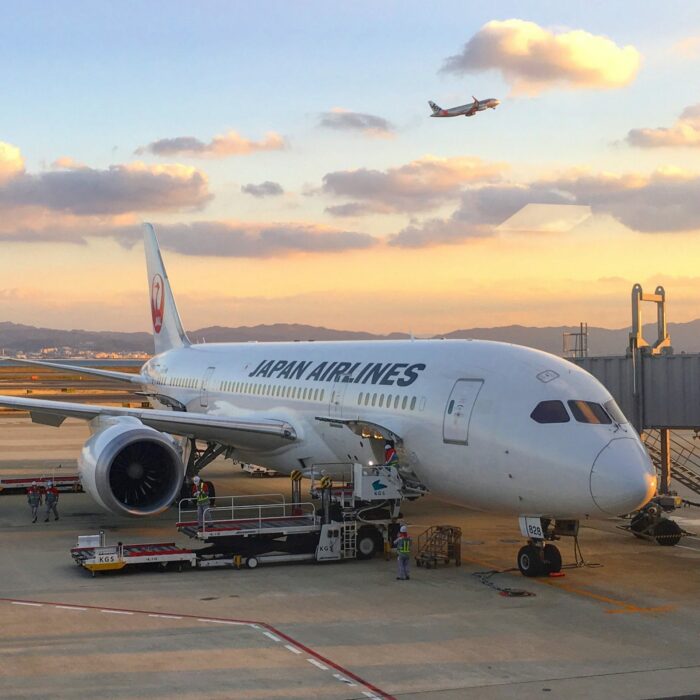 japan airlines boeing 787 700x700