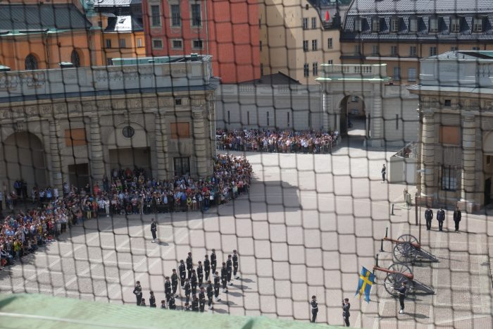 changing of the guard stockholm palace 700x467