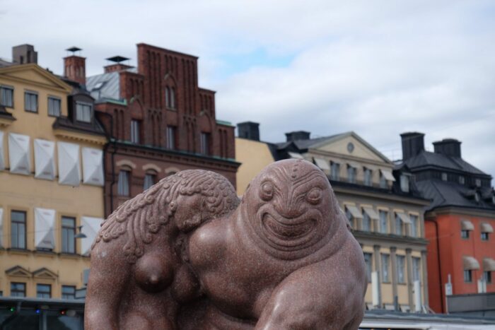 stockholm statue buildings 700x467