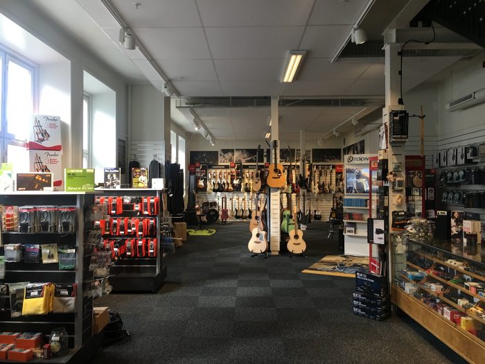 guitar museum shop umea 700x525