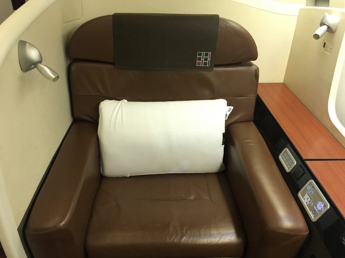 japan airlines boeing 777 300er first class san francisco sfo tokyo haneda hnd first class seat 700x525