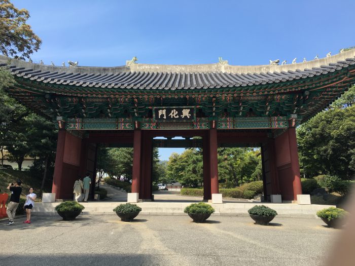 gyonghuigung palace gate 700x525