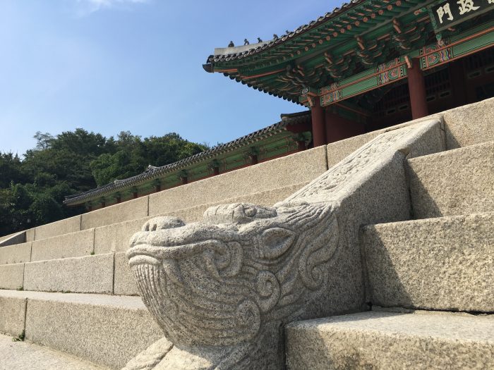 gyonghuigung palace stone carving 700x525