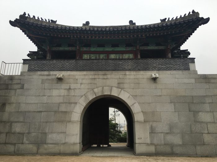 honghwamun gate 700x525