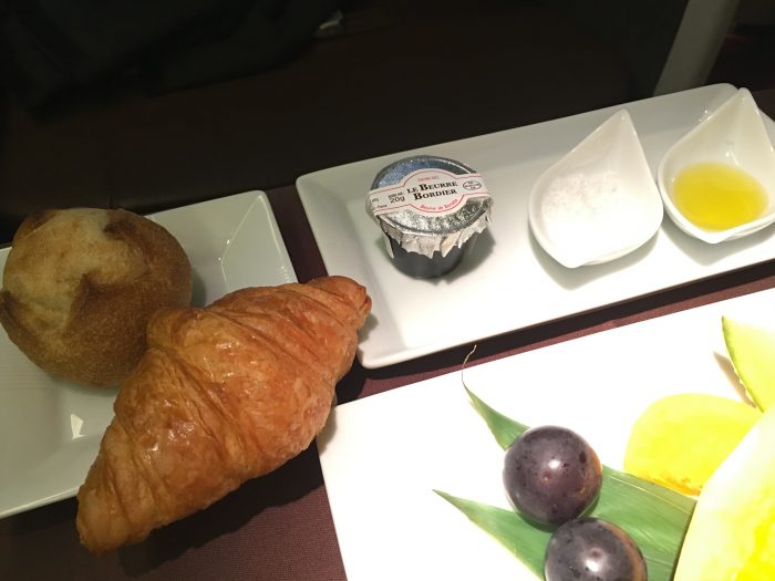 jal first class boeing 777 300er tokyo haneda hnd to san francisco sfo bread croissant 700x525