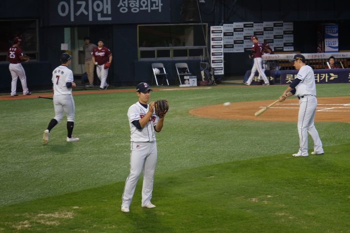 korean baseball game 700x467
