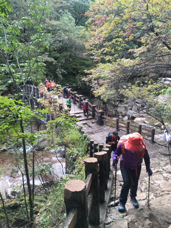 seoraksan national park biseondae hike crowds 700x933