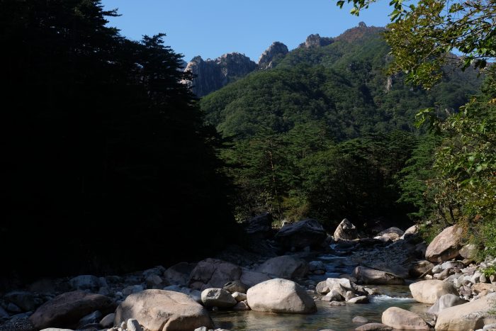 seoraksan national park biseondae hike river 700x467