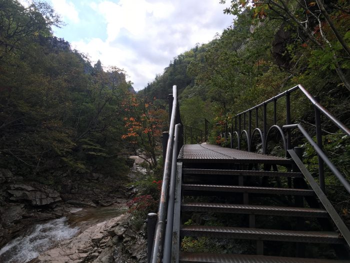 seoraksan national park hiking trail elevated path 700x525