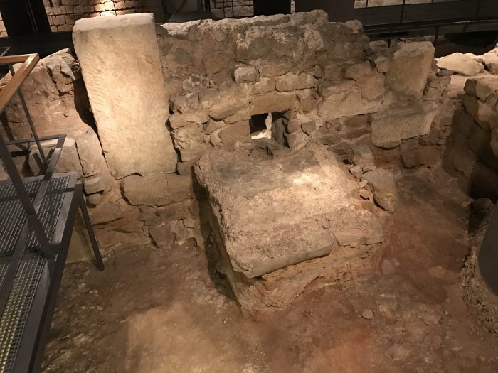 museum of the history of barcelona gothic quarter ruins walls 700x525
