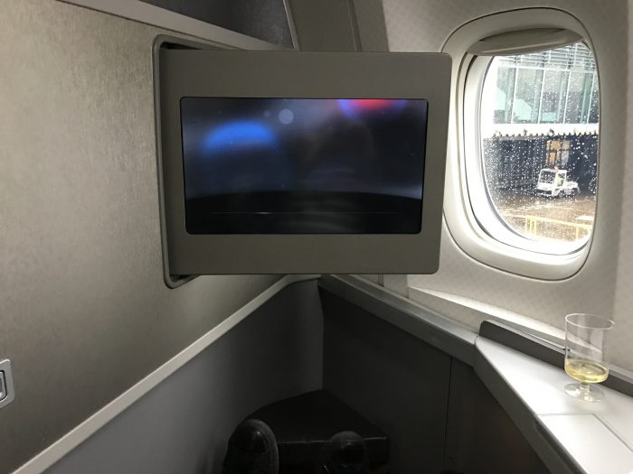 american airlines business class boeing 777 200 london heathrow lhr to los angeles lax champagne inflight entertainment screen 700x525