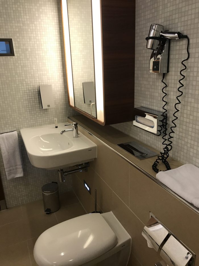 lufthansa welcome lounge frankfurt airport bathroom 700x933