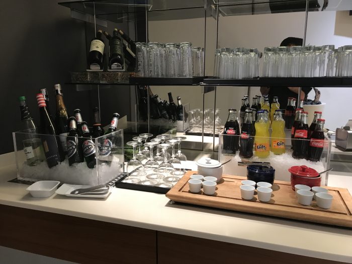 lufthansa welcome lounge frankfurt airport beer wine 700x525