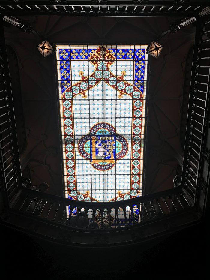 livraria lello stained glass ceiling jk rowling harry potter porto 700x933