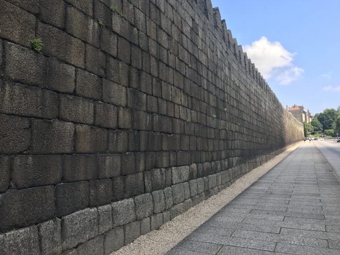 day trip to guimaraes city wall 700x525
