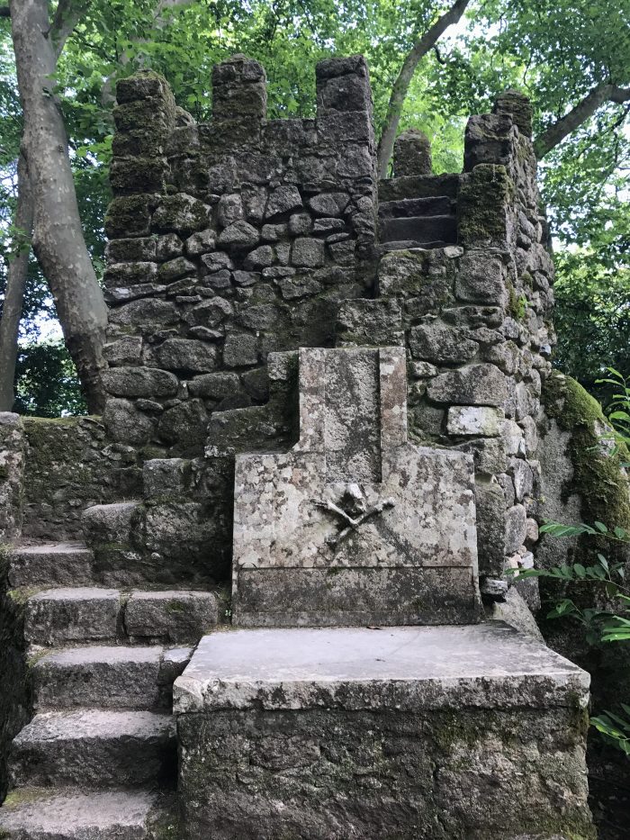 day trip to sintra castle of the moors necropolis 700x933