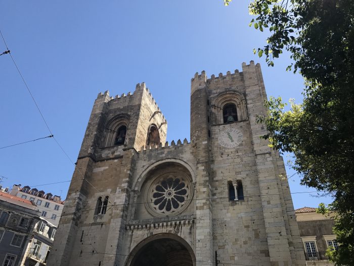 lisbon cathedral alfama 700x525