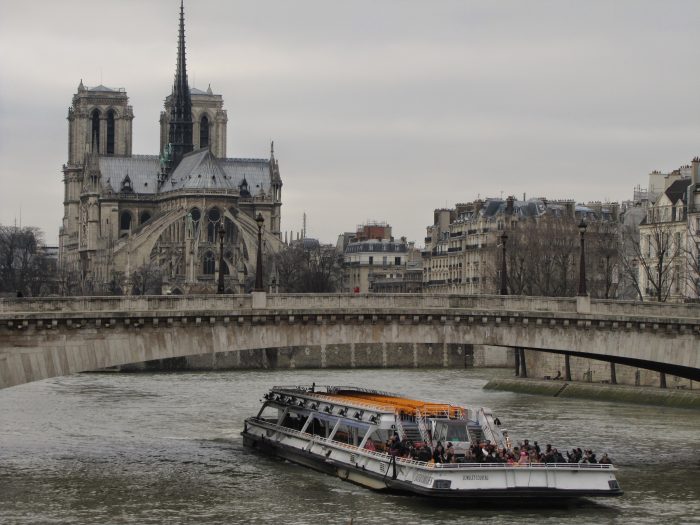 notre dame cathedral river seine 700x525