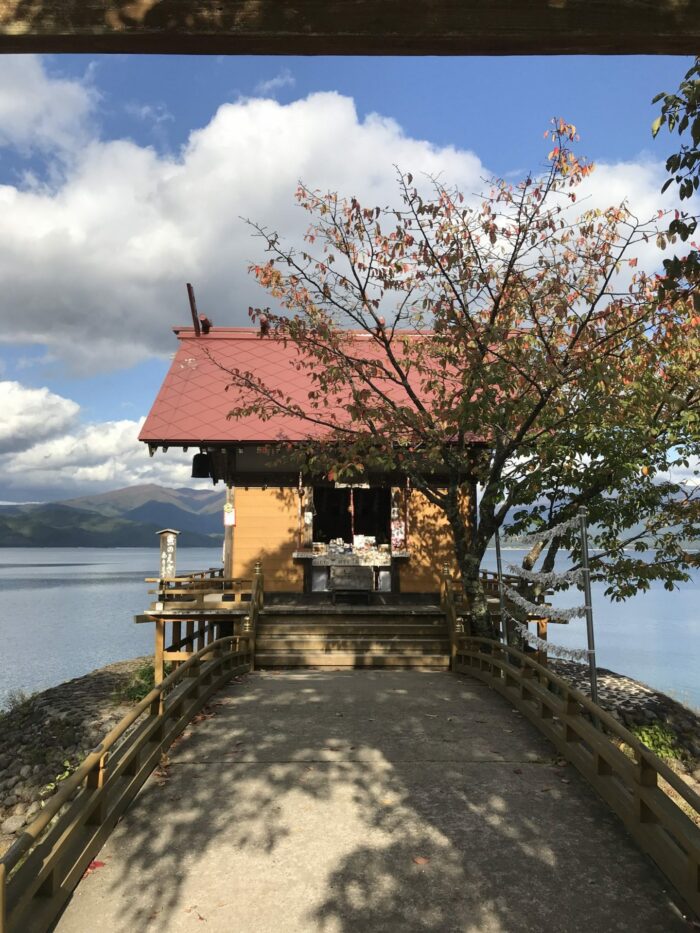 kansagu shrine lake tazawa 700x933