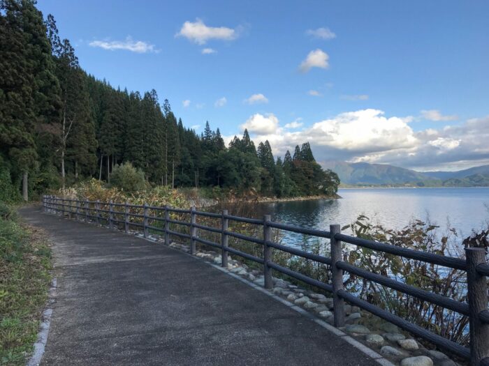 lake tazawa hiking path 700x525