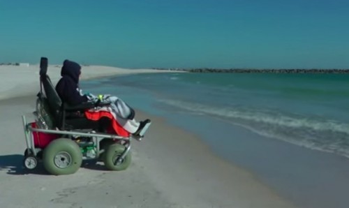 woman visits ocean 500x298 - The power of travel: 100-year-old woman sees the ocean for the first time