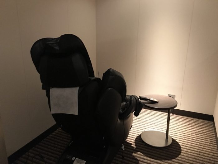 japan airlines diamond premier lounge tokyo haneda domestic massage chair 700x525 - Japan Airlines JAL Domestic Lounge Diamond Premier Tokyo Haneda HND review
